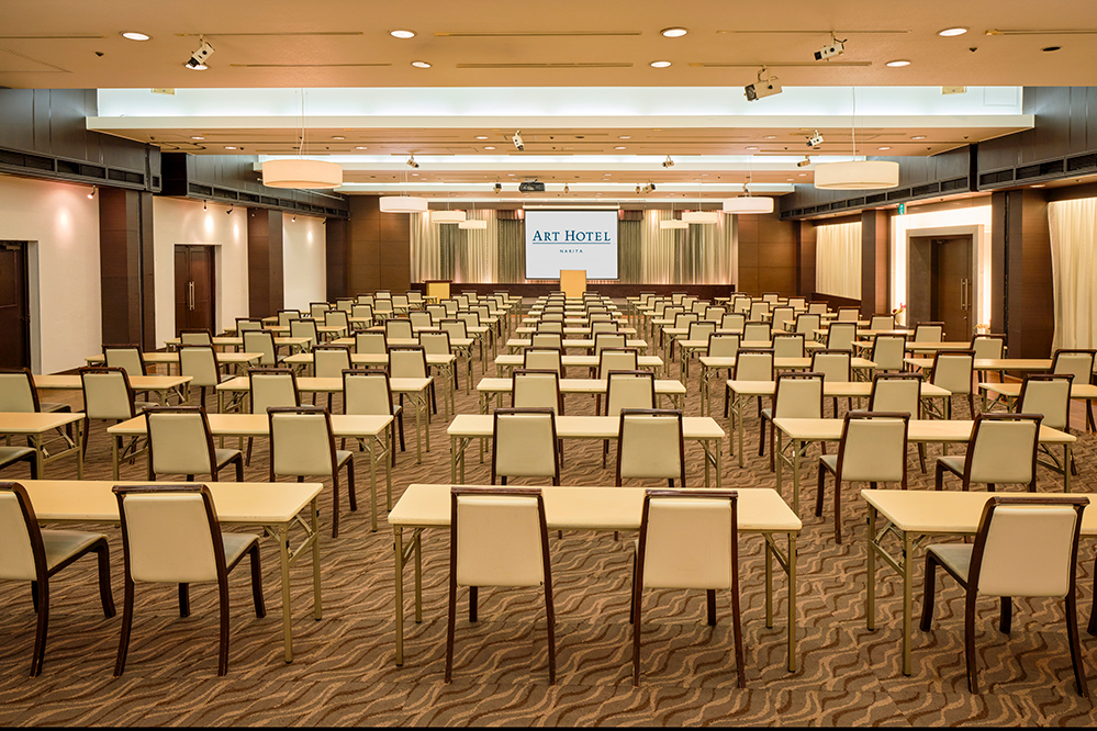 大人数の会議に対応するスクール形式の会場