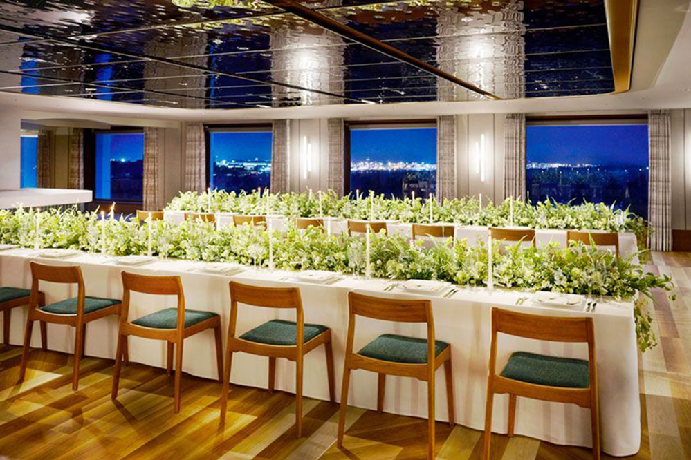 夜景を望むスカイバンケットの会食会場