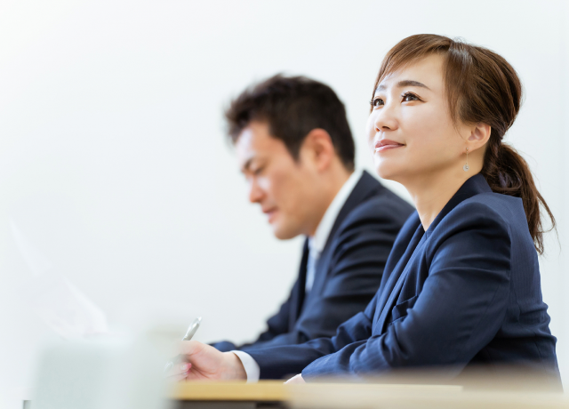 会議に参加するビジネスパーソン