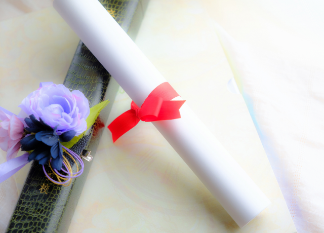 花とリボンを添えた卒業証書