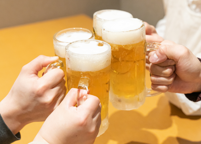 ビールで乾杯する人々