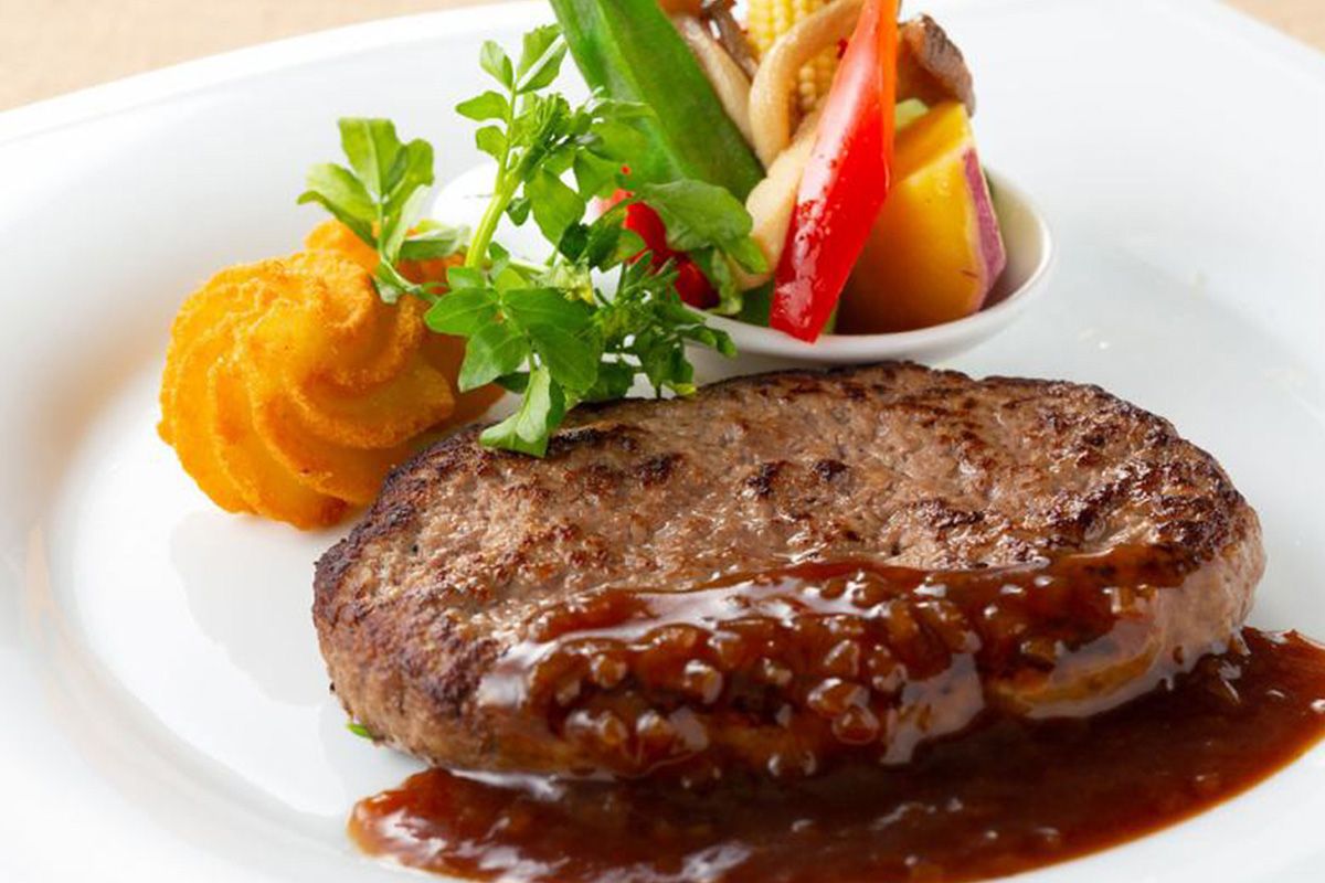 彩り野菜を添えたハンバーグの洋食セット