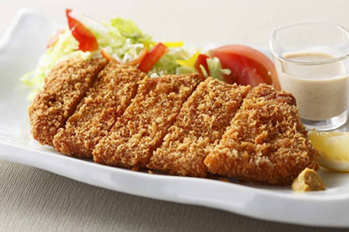 サラダを添えたとんかつの和食セット