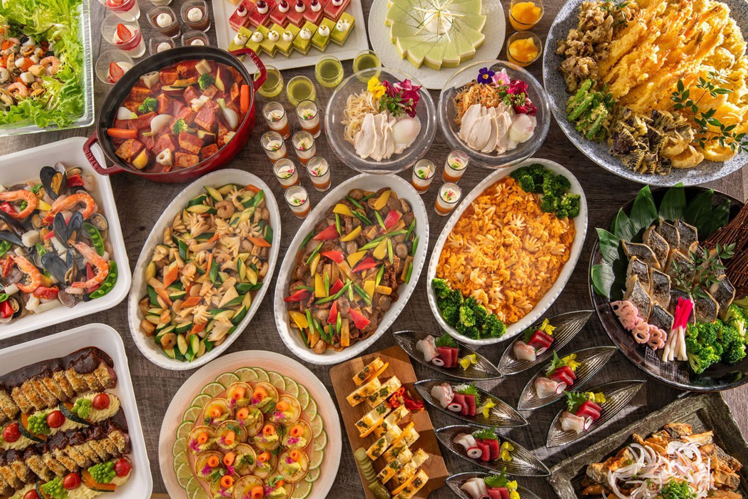 洋食、和食、中華、デザートを並べたビュッフェ料理