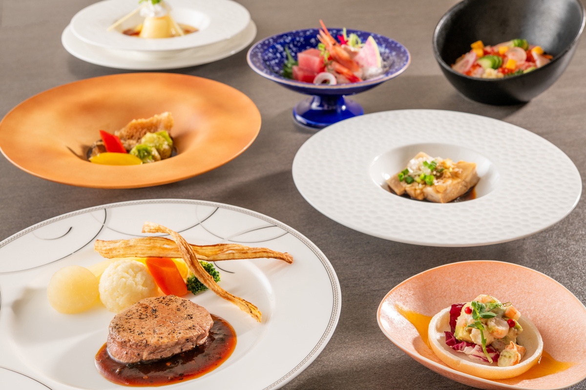 プレミアムコースの前菜、魚料理、牛フィレ肉料理、寿司、デザート